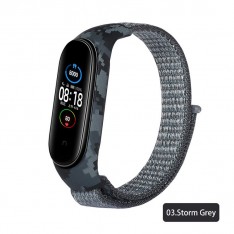 Нейлоновый ремешок для фитнес-браслета Xiaomi Mi Band 4 / 5 / 6, серый камуфляж